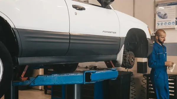 Auto A/C Compressor and Leak Repair in North Charleston: R-134a/R-1234yf Evacuation, Sniffer Diagnostics, and Coastal Cooling Performance