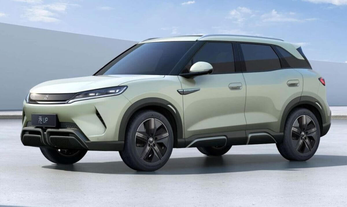Guerra Comercial em Movimento: Carros Elétricos Chineses e a Crescente Tensão EUA/China