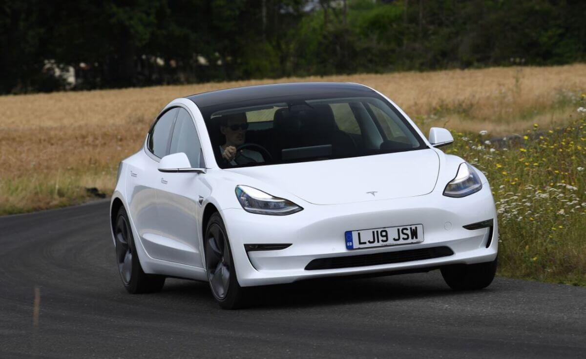 Tesla e General Motors se Destacam por Lealdade dos Clientes em 2023