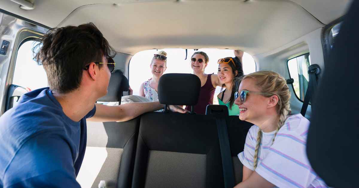 Alugar van para levar a familia ou ir em 2 carros, qual compensa mais?