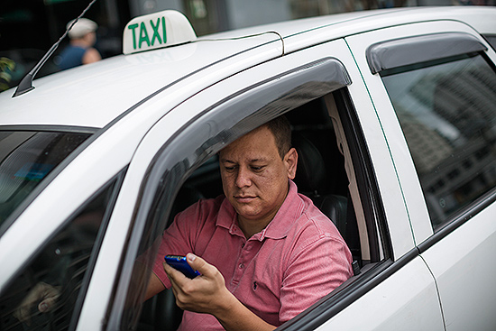 Uso de Whatsapp GB para Atender Clientes no Taxi